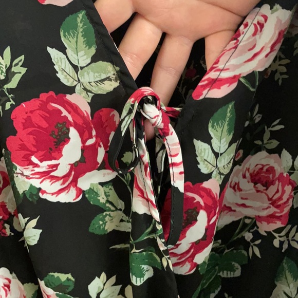 Beautiful sheer (non see through) top - Picture 4 of 4